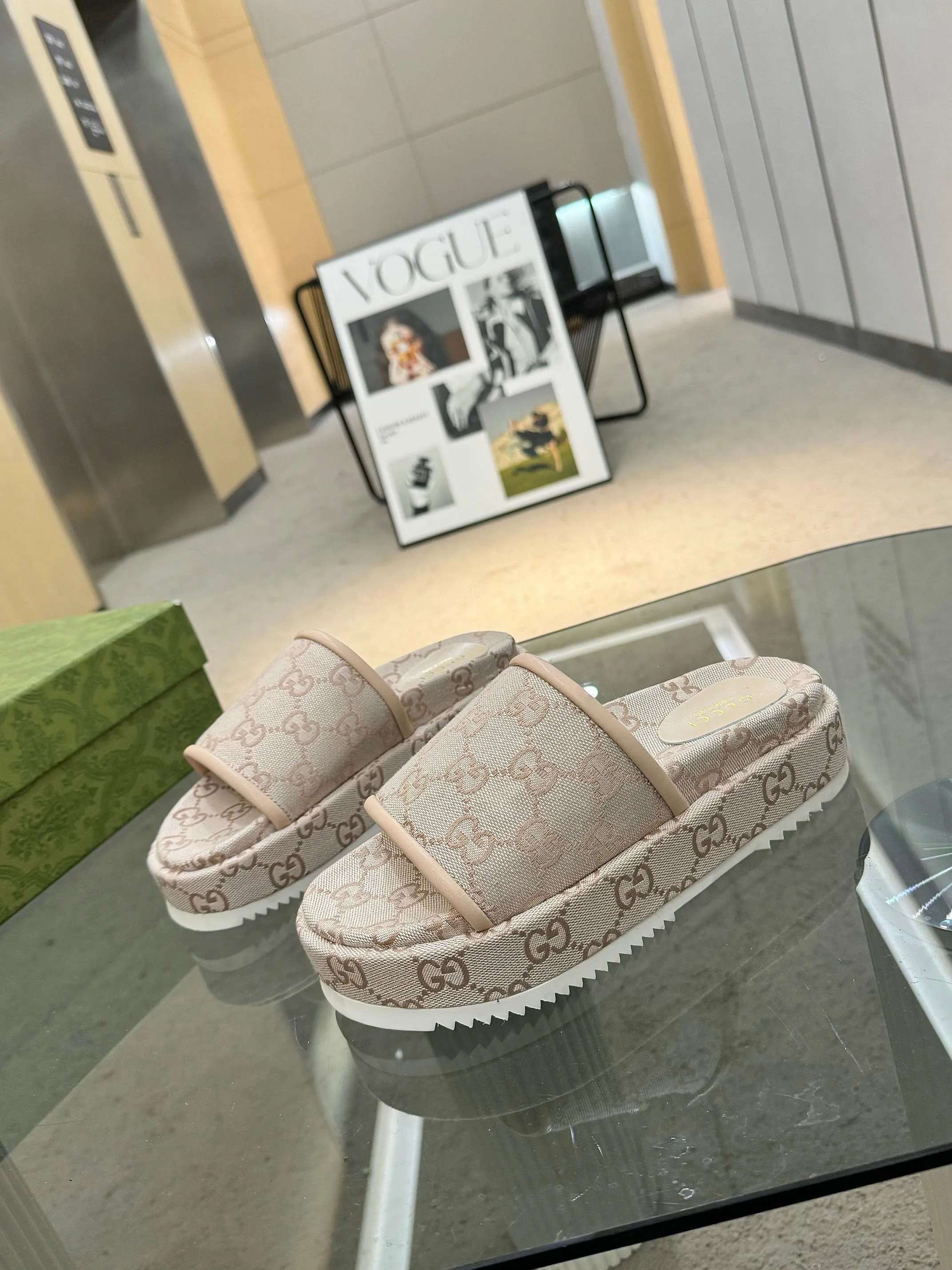 👟👟Ex-factory price 400👟👟 Shipped all year round, Gucci's latest limited edition thick-soled slippers. Top quality for sale. Purchase genuine product for development. The material and workmanship are consistent with the original. Upper: original special printing process. Lining: dyed sheepskin. Outsole: Italian private model outsole. Size: 35-43M standard size. 41, 42, 43 are also customized and cannot be returned. Sole thickness: 5.5cm. Forefoot 4cm.